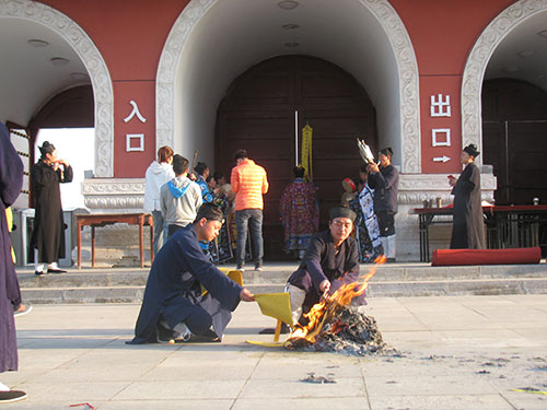 犯太岁注意哪些选择在家中自行拜祭