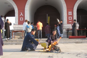 犯太岁注意哪些选择在家中自行拜祭